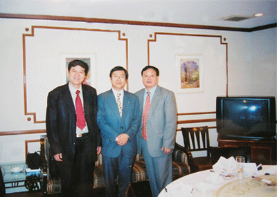 2002年11月中旬李云龙教授与李永然律师交谈合影