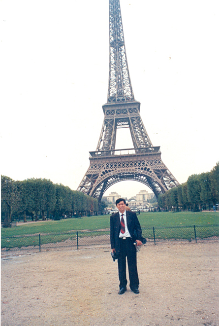2002年9月李云龙教授律师在法国巴黎访问留影